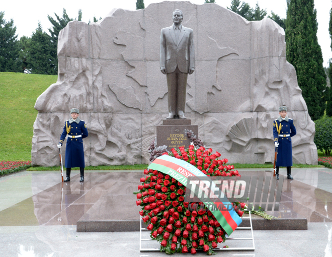 Azərbaycan ictimaiyyəti ulu öndər Heydər Əliyevin vəfatının ildönümündə Fəxri xiyabanı ziyarət edir. Bakı, 12 dekabr 2015